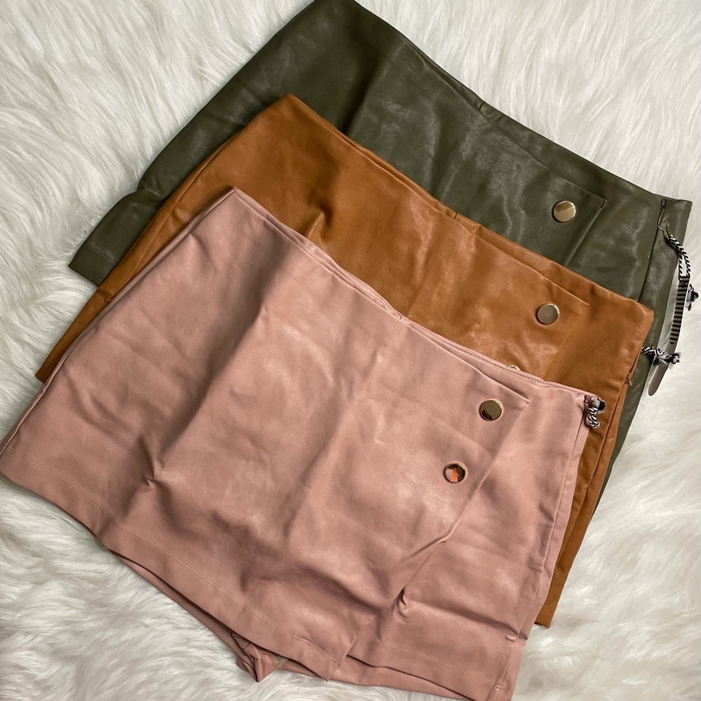 NEW WOMEN’S TRENDY OLIVE GREEN BUTTON FRONT FAUX LEATHER SKORT - Picture 13 of 15